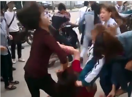 Nữ sinh lại đánh nhau, lột hết nội y